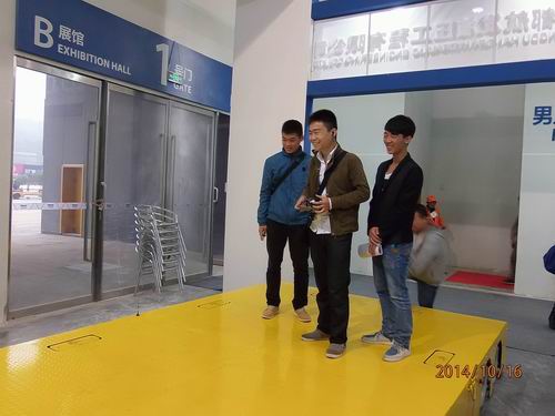 万搏网-万搏（中国）_万搏（中国）参展2014绵阳科博会-观众对全向移动平台表现了浓厚的兴趣.jpg