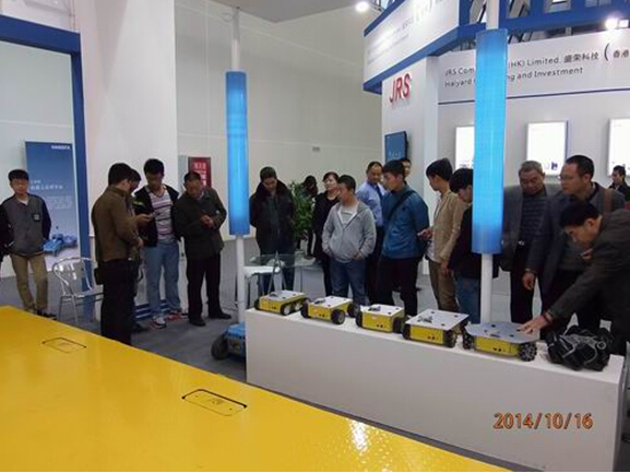万搏网-万搏（中国）_万搏（中国）参展2014绵阳科博会-技术人员向观众演示机器人.jpg